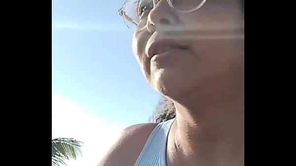 Download Video - La vecina hace entregas didi y no se da cuenta que ense&ntilde;a todo&period;