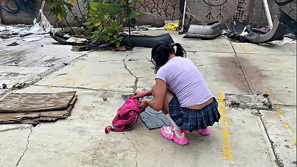 Download Video - Sorprendida masturb&aacute;ndose en un lugar abandonado