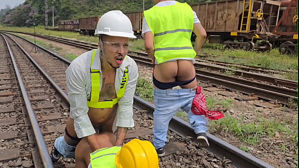 OPERÁRIOS FODERAM GOSTOSO COM O CHEFE DURANTE A...