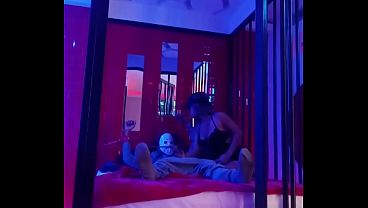 lo amaro de la cama y le cabalga hasta sacar toda su leche