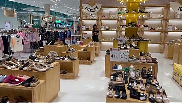 FOOTJOB for a stranger: He bought a HOT MILF shoes and she SATISFIED his desire to CUM on her FEET