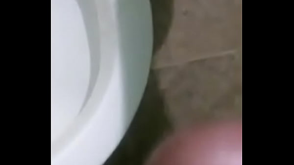 Cris en el baño masturbandose