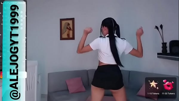 Lesly Écolière Mignonne Avec Ses Tresses Chaudes Dansant