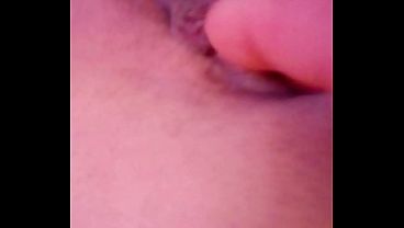 GretaLa, si fa toccare da un porco.