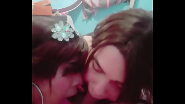 Transexual dando una rika mamada de verga