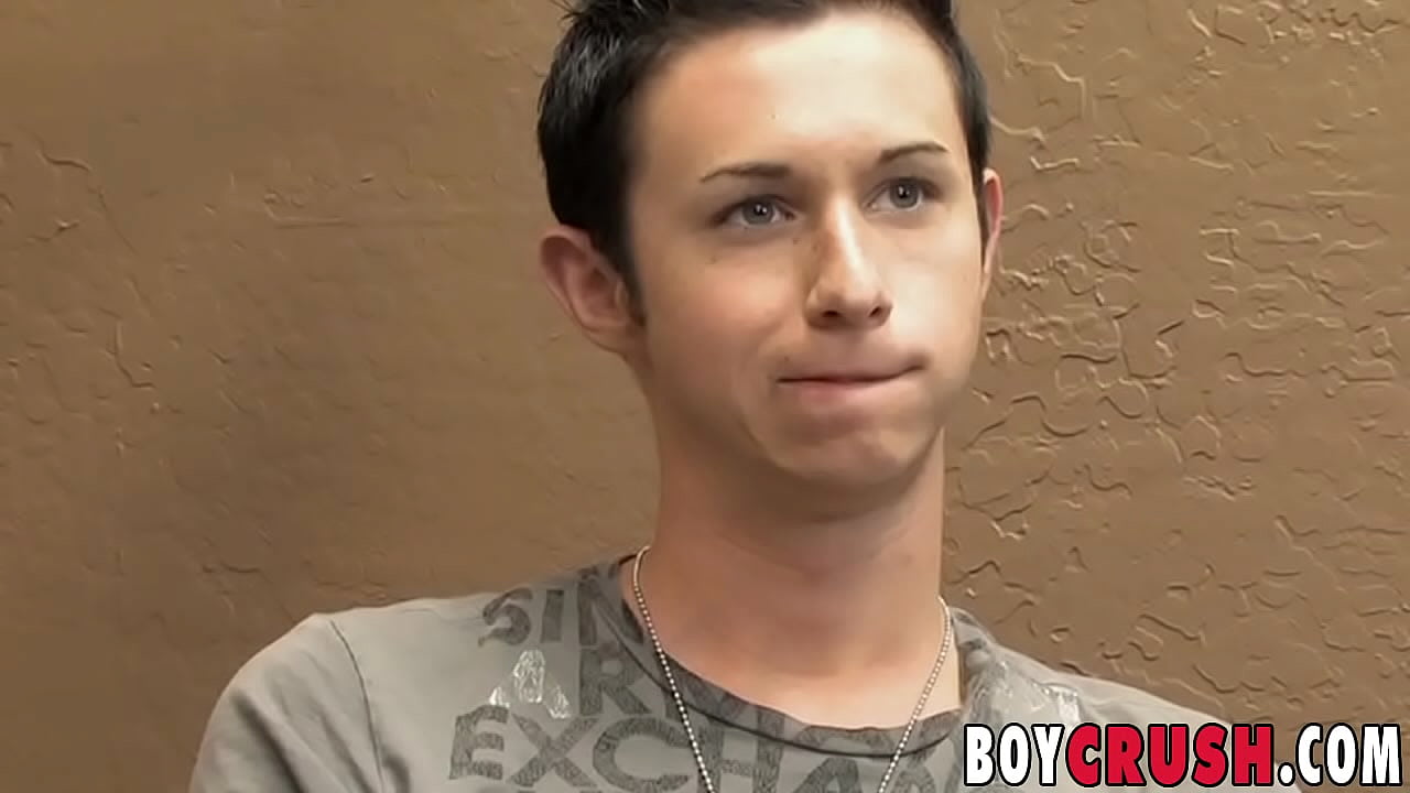El flaco Mickey Drake se masturba una gran polla para una corrida
                   cumshot masturbation solo gay twink interview big dick boycrush jerking off mickey drake muchos negros