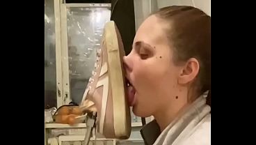 EUROPEAN SUBMISSIVE MASTURBATES WITH A DIRTY SHOE UNTIL SHE COMES