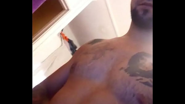 Pajeando un poco mi pija dura