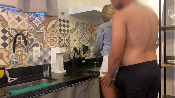 Download Video - CHAMEI MEU NOVO VIZINHO PRA TOMAR UM CAFE MAS ELE QUIS COMER MEU CUZINHO