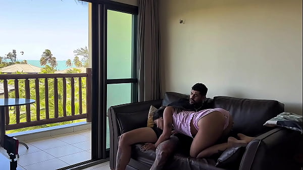 Download Video - Acordando o turista na praia de cumbuco de pijaminha rosa