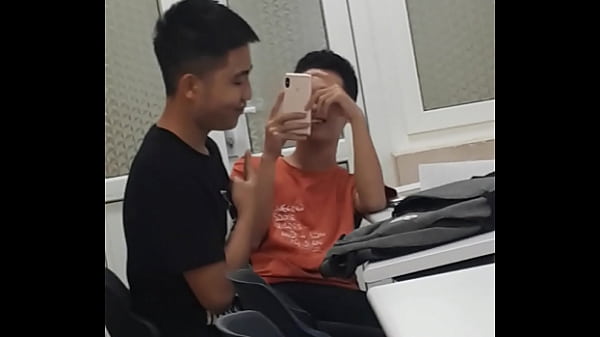 Giờ học tiếng anh bổ ích của 2 nam sinh