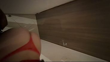 隣人がパソコンの修理を手伝ってほしいと頼んできたんだけど、私はパソコンの修理方法がわからないから、彼女と寝てしまった。
