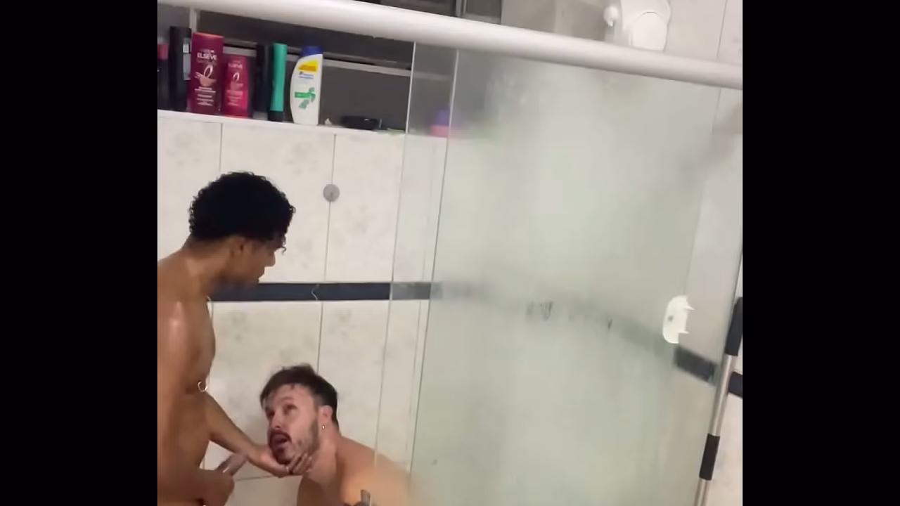 MORADOR DE RUA SO QUERIA UM BANHO , MAS ACABOU COMENDO O CU DO NOVINHO NO CHUVEIRO