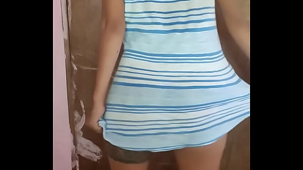 Flaca mexicana jugando con su vestido