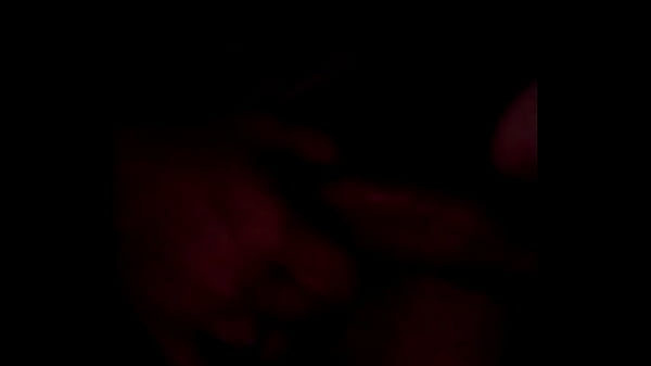 Jeune Fille Allaitant Dans Le Noir