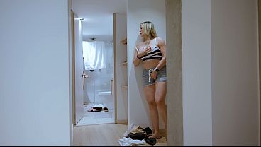 Download Video - Milf madrastra me pilla ba&ntilde;&aacute;ndome desnudo y le dan ganas de follar
