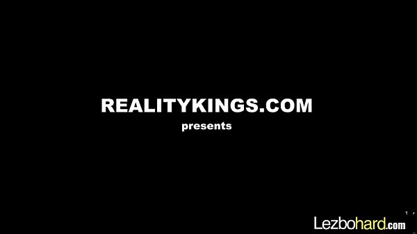 (Cali Sparks & Kelly Greene) Teen Hot Lesbians Girls Play In front Of Cam vid-07