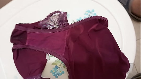 Porter Des Vêtements Intimes Riches