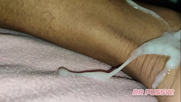 Download Video - ESPOSA AFRICANA DO MEU AMIGO&comma; APROVEITOU QUE ELE N&Atilde;O ESTAVA EM CASA E PEDIU-ME UMA MASSAGEM NOS P&Eacute;S COM O PAU DE 23CM E MUITO LEITE