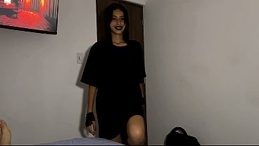 18歳のゴス系巨乳メイビスが、大きなペニスに激しく跨がり、きついおまんこに大量の精液をぶち込まれる！