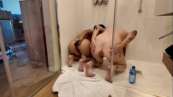 REBECA Y CRIS ENEMA EN EL BA&Ntilde;O
