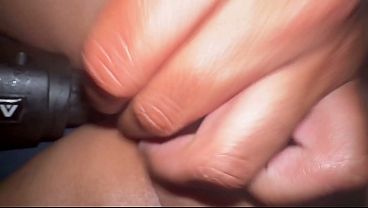 DANDOLE UN MASAJE EN EL CO&Ntilde;O A LA PUTA DE MI HERMANASTRA