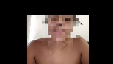 Casada safada tirando leite do peito para o amante