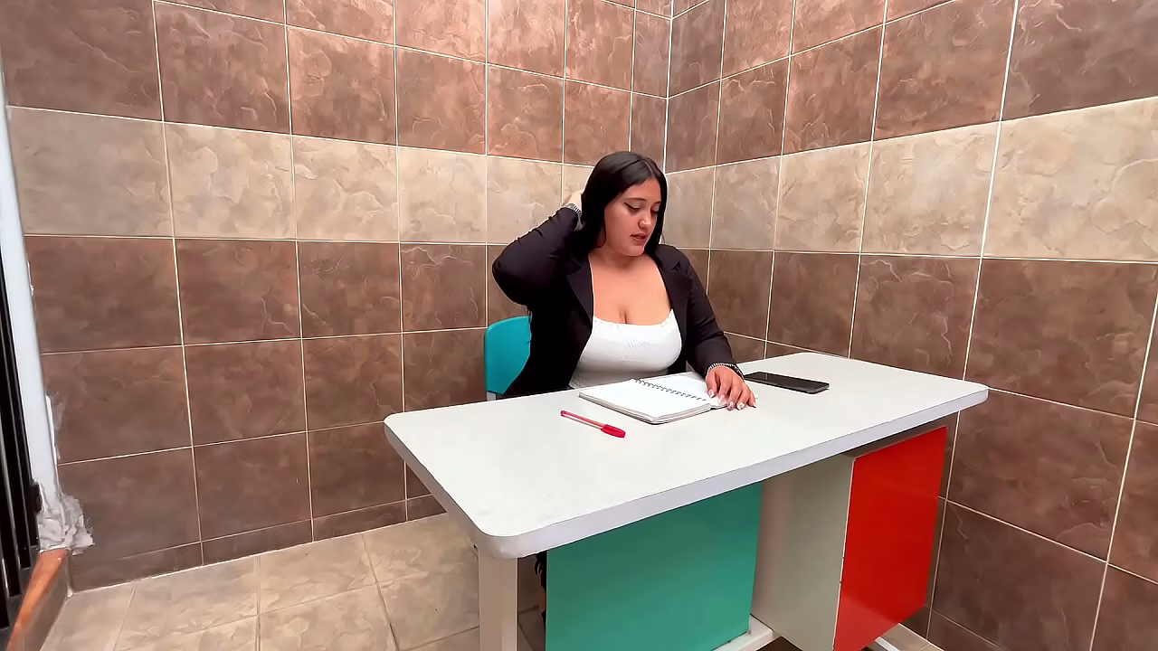 Jefa Milf t&eacute_tona folla con su empleado en la oficina