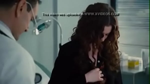 anne Hathaway show breast