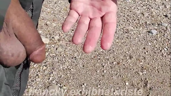 Hors saison, en balade sur la plage, j'exhib ma...