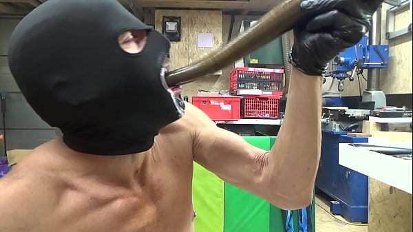 Extremeslut66 schiebt sich 30 cm in den Hals, 4...