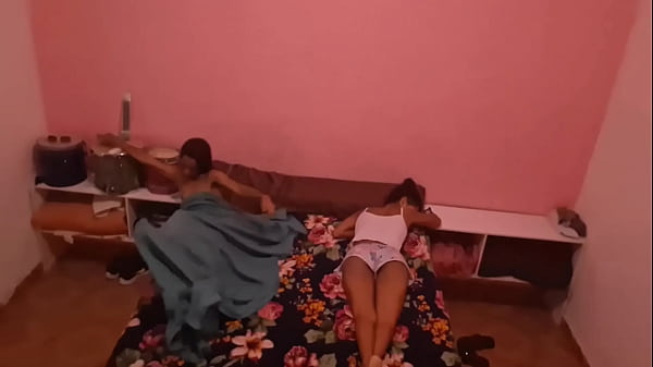 Teste do sofa com novinha putinha  18 que adora leitinho.