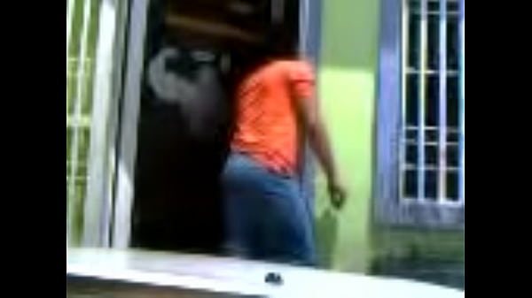 Mira un joven en la calle y contempla su culito...