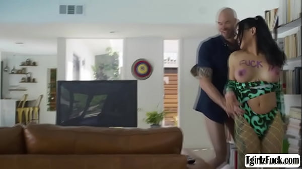 Padrasto! seu pau grande está tão apertado no fundo da minha bunda