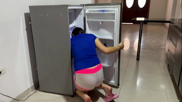 Download Video - Me follo duro a mi sexi hermanastra mientras se atora en la nevera&comma; termino con mi enorme verga en su rica vagina