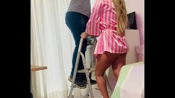Download Video - ELETRICISTA DOTADO FUDENDO A CLIENTE SAFADA BAREBACK
