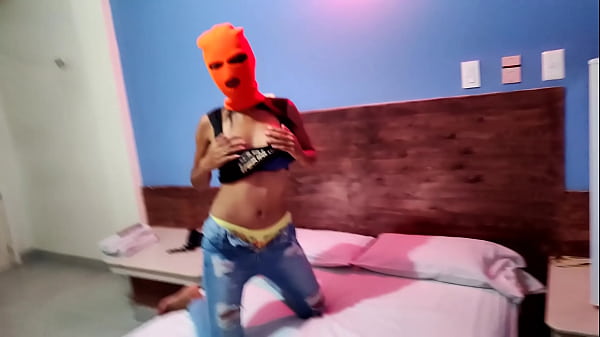 STEPSISTERS STRUGGLE TO HAVE SEX WITH THE CITY'S MALE ROOSTER CLAUDIO! THE BRUNETTE SEDUCES HIM BY DANCING SEXY IN BED, BUT THE WHITE GOES FASTER AND FUCKS HIM WHILE HE'S PREPARING TO WASH THE CLOTHES AT WORK.