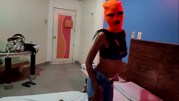 STEPSISTERS STRUGGLE TO HAVE SEX WITH THE CITY'S MALE ROOSTER CLAUDIO! THE BRUNETTE SEDUCES HIM BY DANCING SEXY IN BED, BUT THE WHITE GOES FASTER AND FUCKS HIM WHILE HE'S PREPARING TO WASH THE CLOTHES AT WORK.