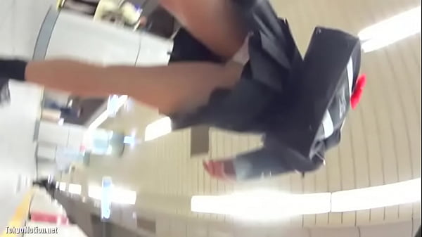 《パンチラ動画》ローアングルから見る制服女子のパンティ