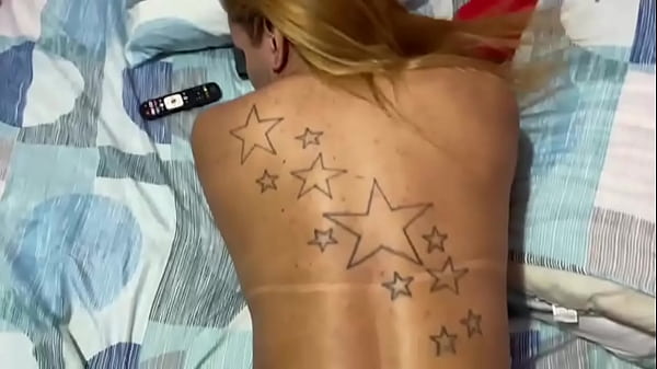 Download Video - Casado seguidor do Instagram veio me comer em casa no pelo e pediu pra filmar socando no meu cu sem camisinha&comma; v&iacute;deo completo desse puto gozando dentro completo no RED