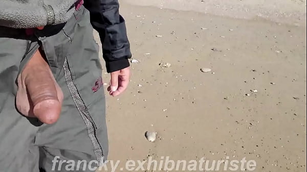 Hors saison, en balade sur la plage, j'exhib ma...