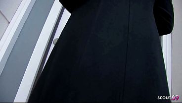 Premier casting avec scène de sexe anal pour une belle Latina aux taches de rousseur et aux seins parfaits, avec éjaculation dans la bouche