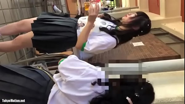《パンチラ動画》文○祭で制服女子のパンティ