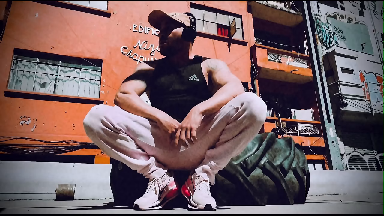 Chacal heterosexual se muestra en jaula de castidad