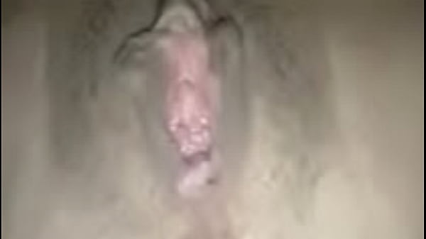 Fucking the pussy of a beautiful, horny Asian girl, poking her pussy until the cum fills her clit, the pussy is very lickable.