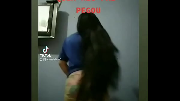 Morena do cabelo longo rebolando