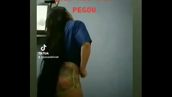 Morena do cabelo longo rebolando