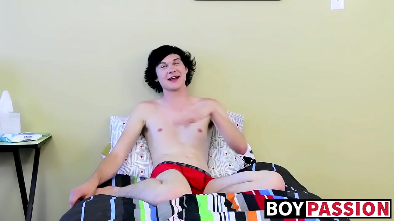 Twink tira de su enorme polla y usa un consolador en su culo
                   cumshot dildo toys masturbation solo gay twink interview big cock big dick sex toy anal play gay porn boypassion developing new men muchos negros