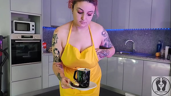 CHUBBY WAITRESS MASTURBATES IN THE KITCHEN WEARING AN APRON
