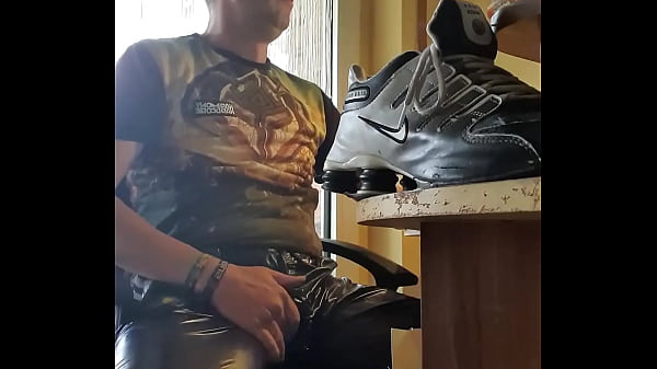Download Video - Wichsen in Glanzhose harter schwanz und sneaker sniffen